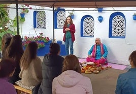 Paula, de Pura Vida, junto al sacerdote hindú antes de comenzar la ceremonia