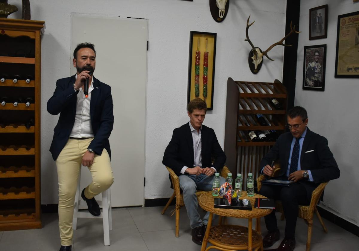 El torero Borja Jiménez recibió un homenaje de la Peña Taurina 'Desde el Tendido'