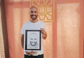 Manuel González con una de las obras expuestas en en una de sus exposiciones anteriores