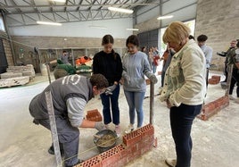 Un momento de las prácticas en la especialidad de albañolería