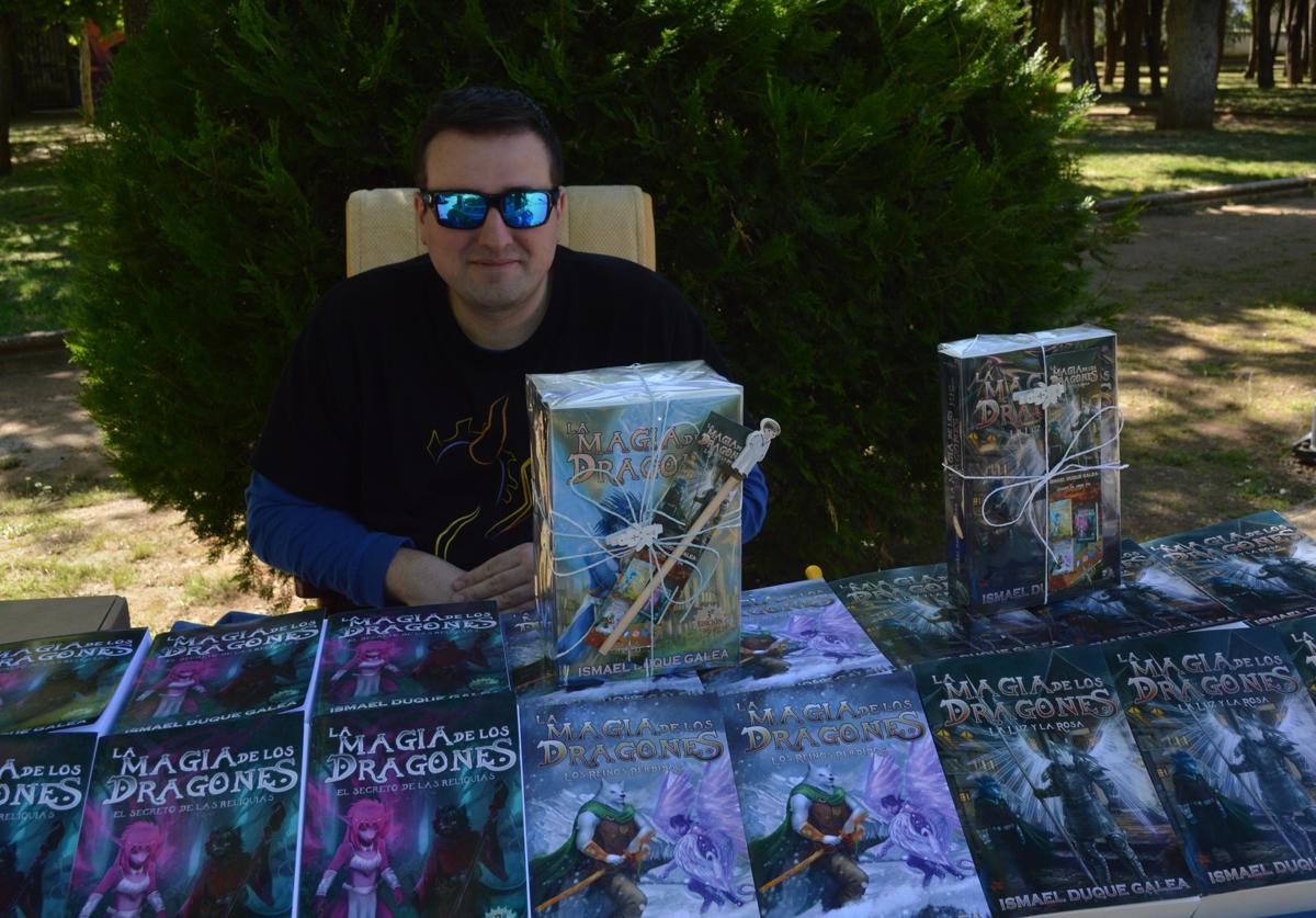 Ismael Luque con su nuevo trabajo en la Feria del Libro