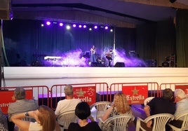 Una de las actuaciones en la Caseta Municipal