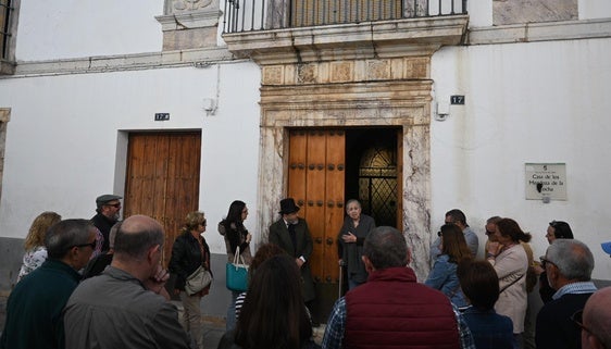 Unas 30 personas recorren 'Zafra calle a calle' desde Gobernador a Toledillo