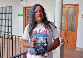 Alejandro Seral con su libro