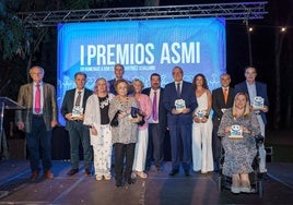 Los premiados con sus galardones tras la entrega