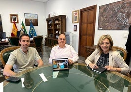 El alcalde junto a los creadores de la nueva web