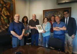 Entrega del grabado al director del museo