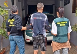 Entrada de uno de los detenidos en el cuartel de la Guardia Civil
