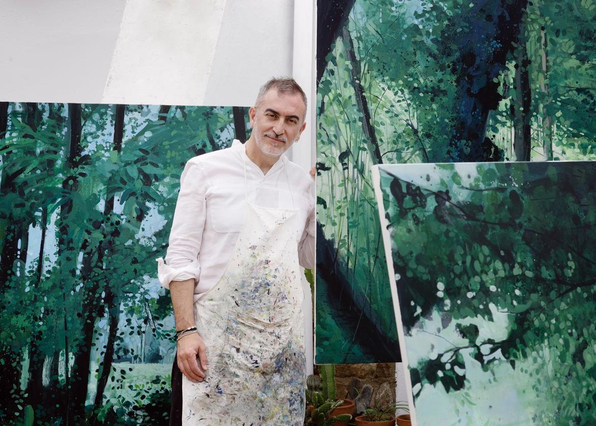 El artista zafrense con algunos de las obras que pueden verse en la muestra