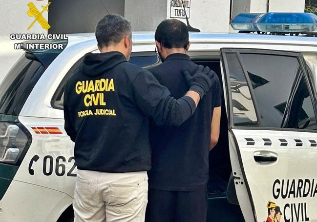 Uno de los detenidos en el Cuartel de la Guardia Civil
