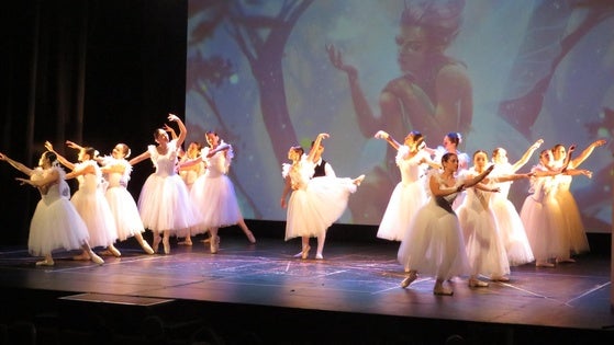 El festival de Dance School hizo volar al público que llenó el Teatro de Zafra