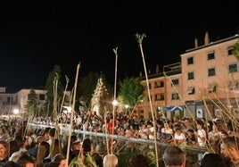 Los participantes preparados para mojar la vara en el pilar