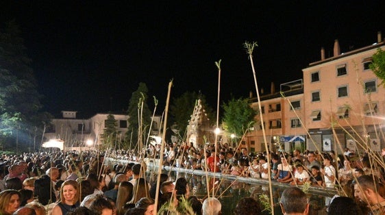 La Mojá de la Vara congregó a multitud de público en la mágica Noche de San Juan