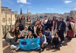 Uno e los grupos de alumnos y alumnas que compartieron esta experiencia