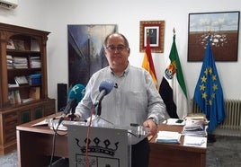 El alcalde durante la rueda de prensa de este lunes 8 de julio