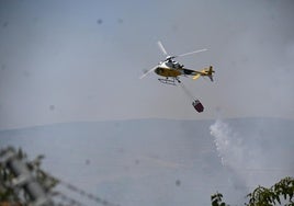 Los medios aéreos aún refrescan la zona