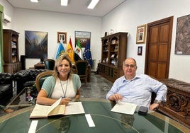 El alcalde junto a la directora de la Oficina de Turismo durante el anuncio