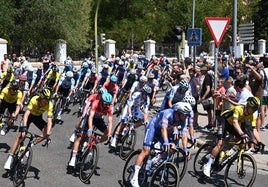 Los corredores enfilan la avenida de la Estación