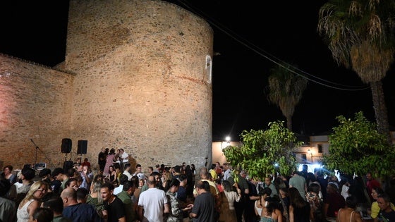 La Hermandad del Amarrado celebró su velada junto al Arco del Cubo