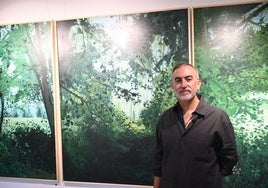 El artista zafrense junto a un de las obras de su exposición