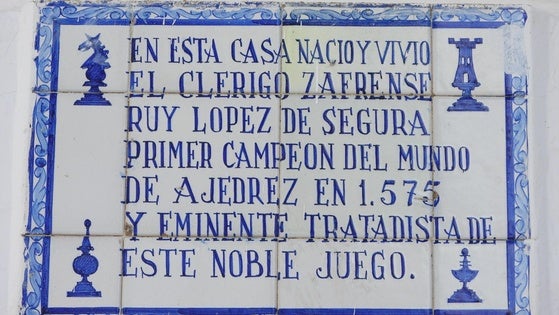 La Agrupación de Ajedrez solicita el cambio de la placa dedicada a Ruy López en 1975