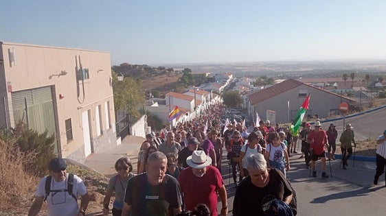 Unas mil personas recorrieron la 'I Marcha Columna de los ocho mil'