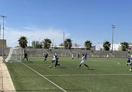 Un momento del trofeo en el campo de fútbol