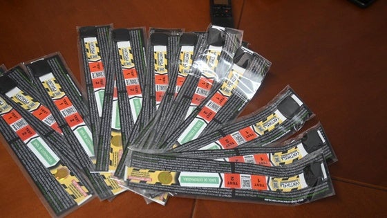 El ayuntamiento reparte 1.000 pulseras Centinela detectoras de drogas en las bebidas