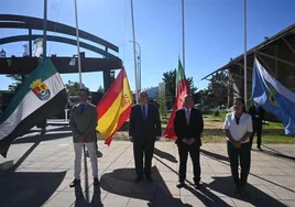 Izado de banderas durante el acto