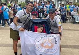 La pareja con su sobrino Alejandro a su llegada a Zafra