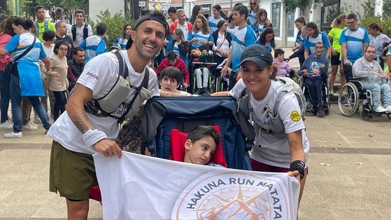 Alejandro Mora y Bárbara Doval llegaron a Zafra con su reto 'Hakuna Run Matata'