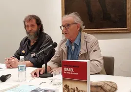 El autor del libro junto a su presentador