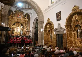 La coral zafrense durante su actuación