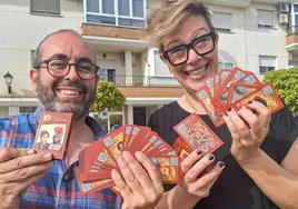 Luis Manuel Domínguez y annie Álvarez con el juego de cartas