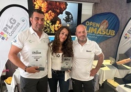 Carlos y su compañera, con la que realizó la cuarta manga, recogiendo el premio