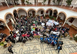 Foto de grupo en el ayuntamiento tras la lectura del manifiesto