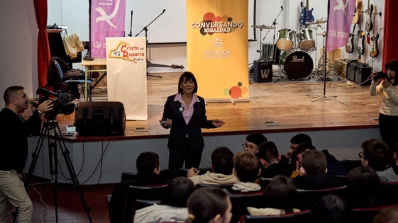 La periodista Elena Bandrés Goldázar habló de igualdad con el alumnado del IES Cristo del Rosario