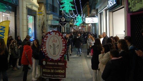 El Amarrado y la Banda del Nazareno repartieron alegría y música en su III Pasacalles Solidario