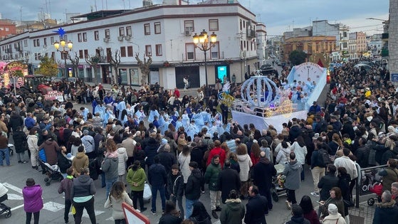 La Cabalgata de Reyes llenó de ilusión, alegría y caramelos las calles