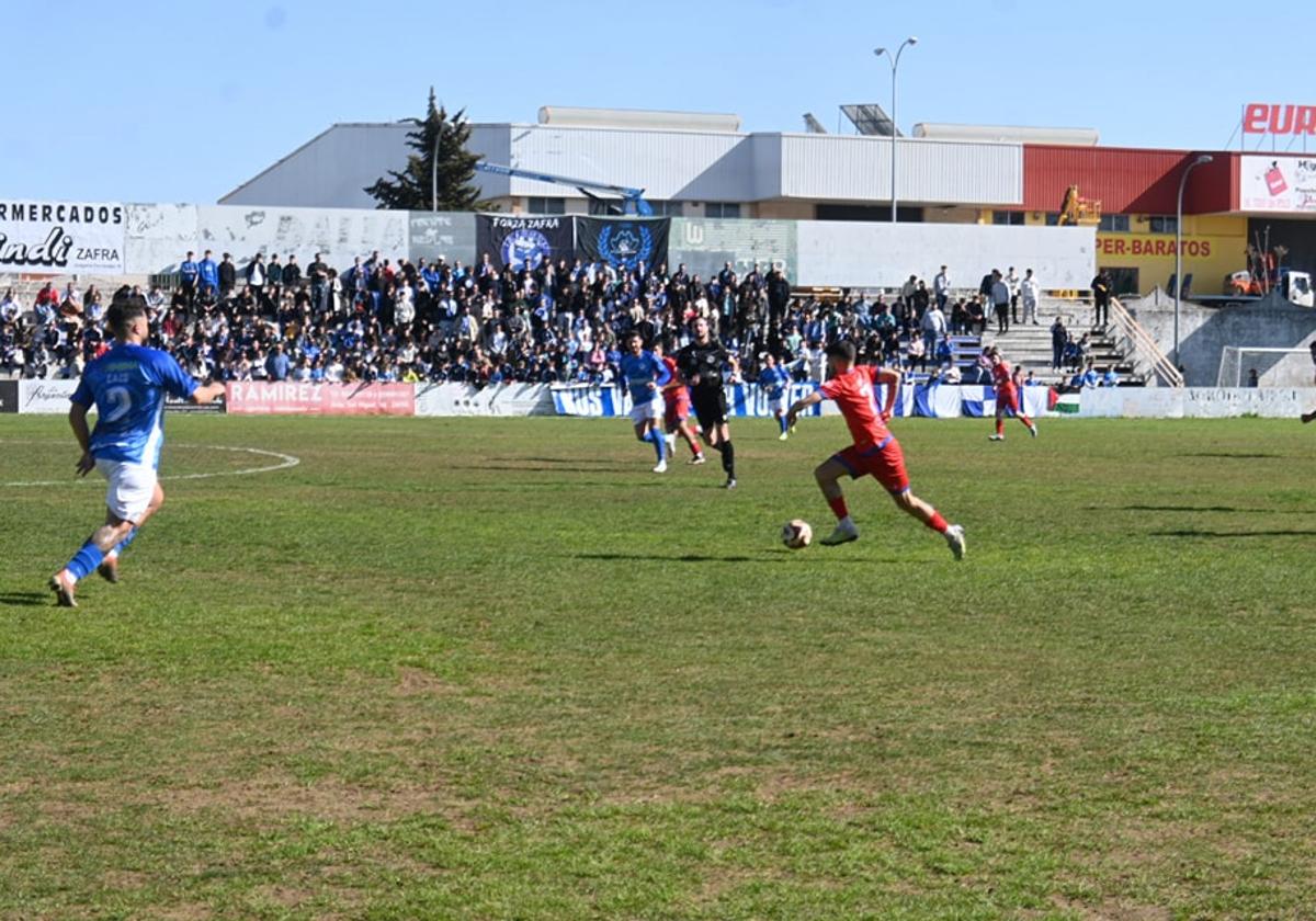 Un momento del partido en el Nuevo Estadio