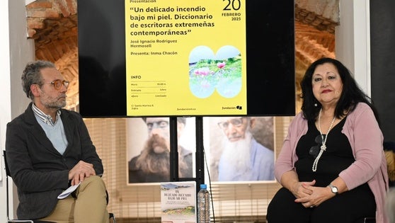 José Ignacio Rodríguez presentó su diccionario en homenaje a autoras extremeñas contemporáneas