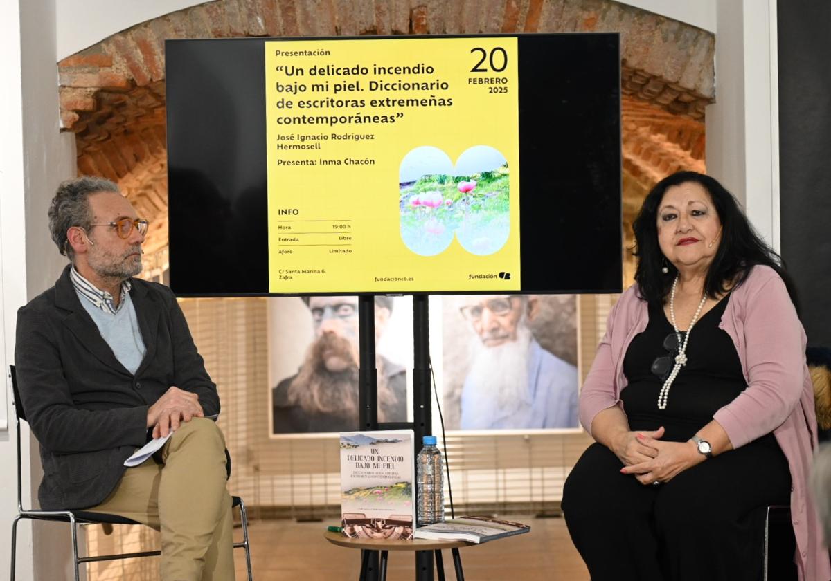 El autor junto a Inma Chacón en la presentación