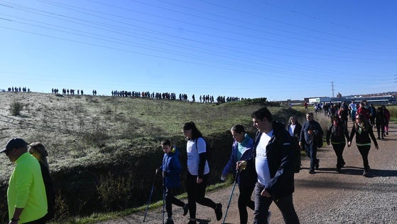 Unas 500 personas participan en la IV ruta senderista y III carrera deportiva de Asmi