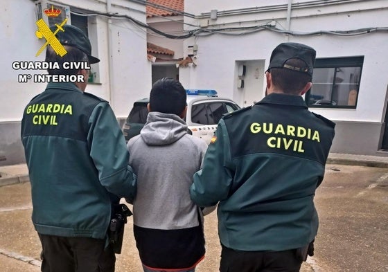 El detenido es conducido al cuartel de la Guardia Civil