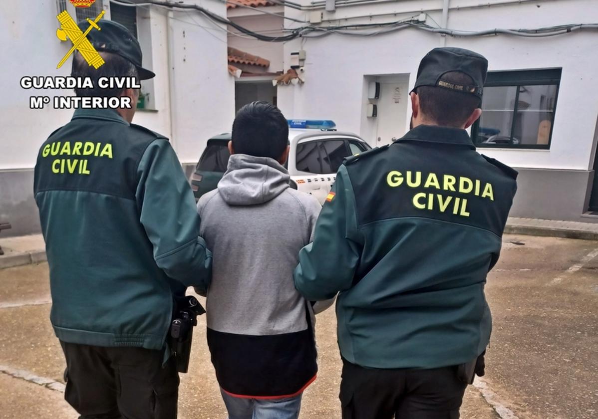 El detenido es conducido al cuartel de la Guardia Civil