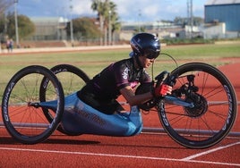 Maribel Toro con su bicicleta, una handbike