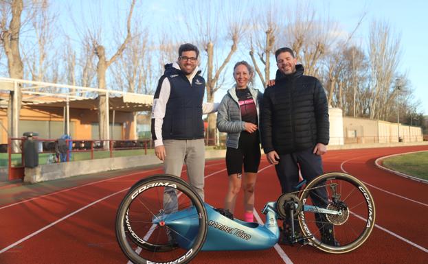 Maribel Toro con su entrenador y su marido