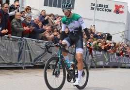 Afrián Benito celebra su triunfo en la última etapa tras cruzar la meta