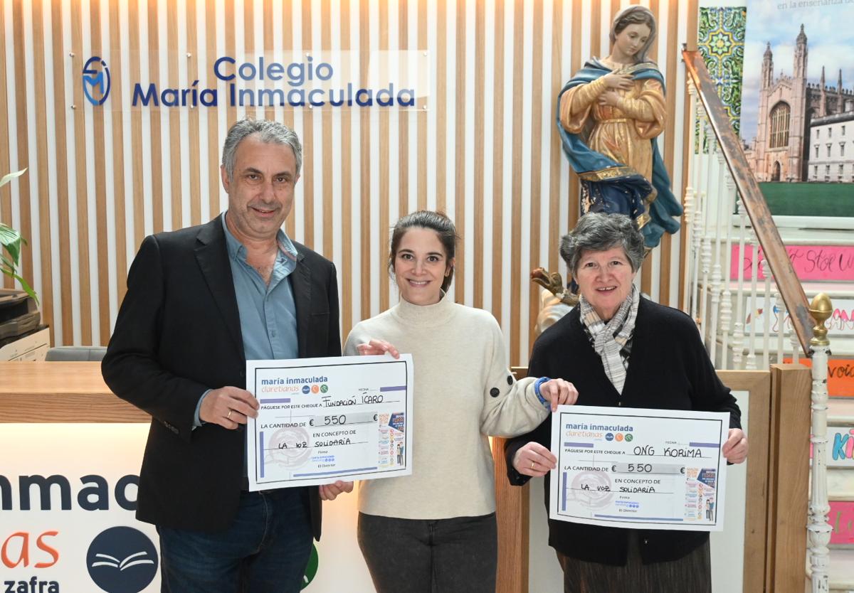 Momento de la entrega del cheque