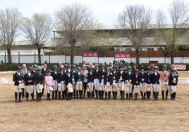 Participantes en uno de los concursos en el recinto hípico tras la prueba
